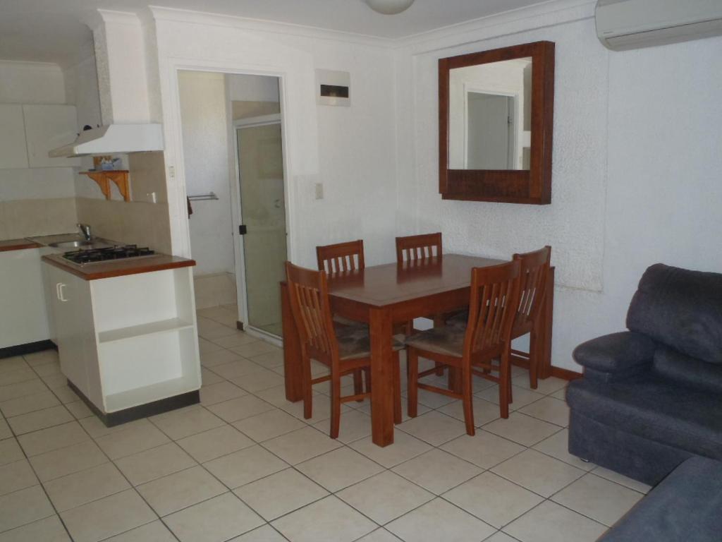 Beachside Holiday Units Bowen Chambre photo