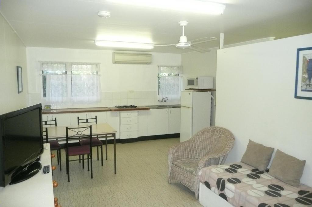 Beachside Holiday Units Bowen Chambre photo