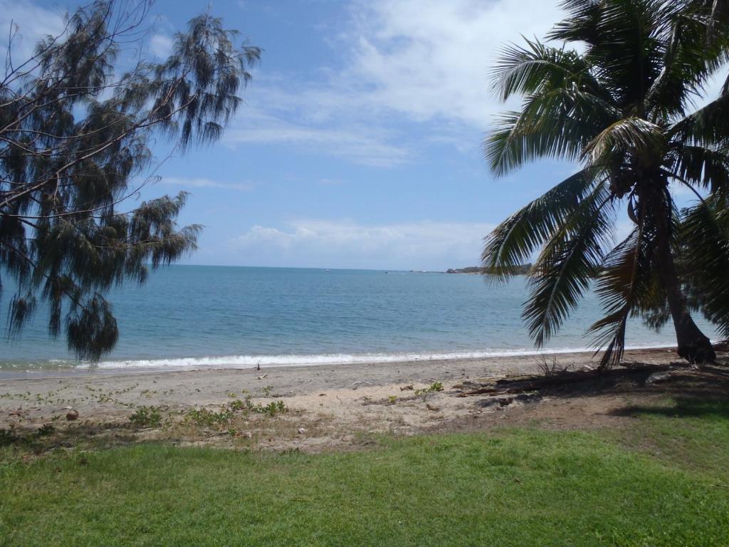 Beachside Holiday Units Bowen Chambre photo