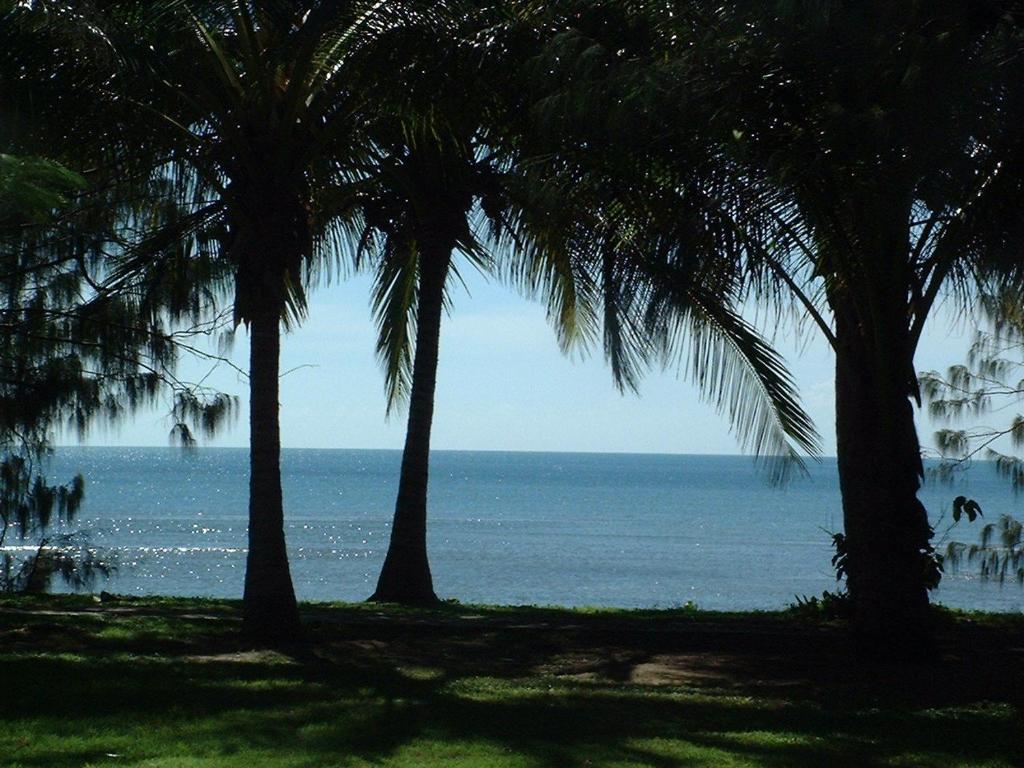 Beachside Holiday Units Bowen Chambre photo